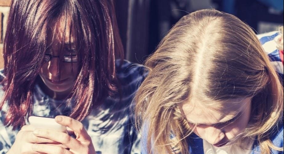 Figli sempre “online”: come evitare una dipendenza da tecnologie